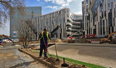 Letzte Arbeiten am neuen Fußweg vom Hofgarten