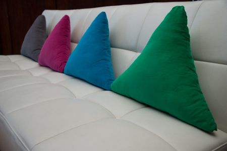 Tri Kissen auf Sofa