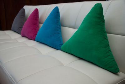 Tri Kissen auf Sofa