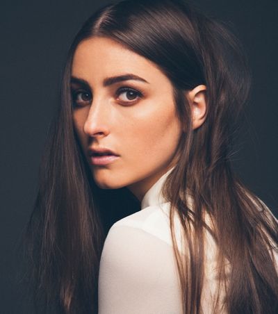 Banks ist eine junge frische Saengerin