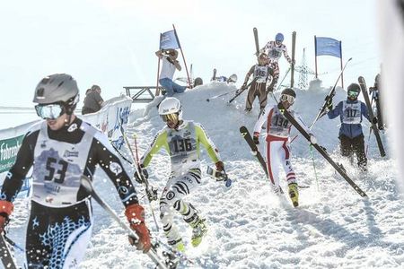 Fast geschafft – Zieleinlauf der Teilnehmer beim Kult-Skirennen Der Weiße Rausch in St. Anton am Arlberg