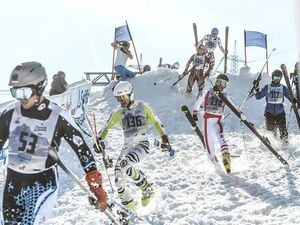 Fast geschafft – Zieleinlauf der Teilnehmer beim Kult-Skirennen Der Weiße Rausch in St. Anton am Arlberg Fast geschafft – Zieleinlauf der Teilnehmer beim Kult-Skirennen Der Weiße Rausch in St. Anton am Arlberg