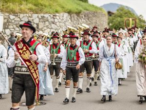 Wichtigstes Utensil beim alljährlichen Herbstfest der Schützen in der Südtiroler Gemeinde Schenna ist die Apfelkrone zum Abschluss der Ernte im September Wichtigstes Utensil beim alljährlichen Herbstfest der Schützen in der Südtiroler Gemeinde Schenna ist die Apfelkrone zum Abschluss der Ernte im September