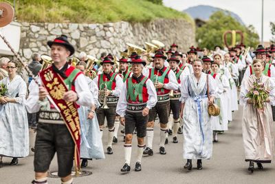 Wichtigstes Utensil beim alljährlichen Herbstfest der Schützen in der Südtiroler Gemeinde Schenna ist die Apfelkrone zum Abschluss der Ernte im September