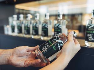 Eigens für die harry’s home hotels in der DACH-Region produziert „Harry’s“ Bruder Werner Ultsch einen Gin aus verschiedenen Wildkräutern, angelehnt an die Tiroler Alpen Eigens für die harry’s home hotels in der DACH-Region produziert „Harry’s“ Bruder Werner Ultsch einen Gin aus verschiedenen Wildkräutern, angelehnt an die Tiroler Alpen