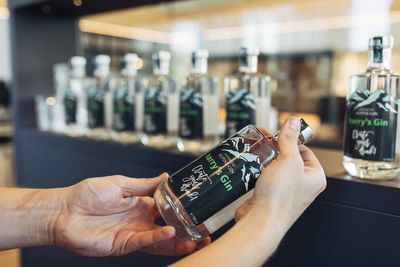 Eigens für die harry’s home hotels in der DACH-Region produziert „Harry’s“ Bruder Werner Ultsch einen Gin aus verschiedenen Wildkräutern, angelehnt an die Tiroler Alpen