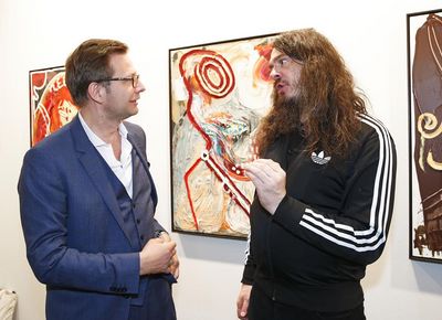 Autor Florian Illies und Kuenstler und Preistraeger Jonathan Meese auf art Karlsruhe 17