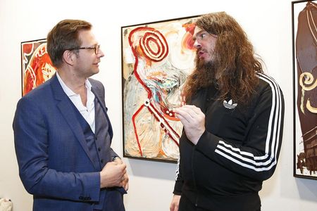Autor Florian Illies und Kuenstler und Preistraeger Jonathan Meese auf art Karlsruhe 17
