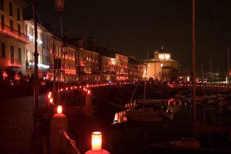 La Befana vien di notte con le scarpe tutte rotte… Wie vielerorts in Italien, so wird auch am Lago Maggiore rund um den Dreikönigstag die Ankunft der folkloristischen Sagengestalt Befana auf vielfältige Weise gefeiert und besungen. Dargestellt als hässliche, aber zumeist gute alte Hexe, fliegt sie laut Legende in der Nacht vom 05. auf den 06. Januar auf ihrem Besen von Haus zu Haus und füllt die Strümpfe der Kinder mit Süßigkeiten und Geschenken. Kohlen (aus Schokolade!) bekommt, wer unartig war! Doch damit nicht genug: kaum ist die Befana, deren Name sich von Epifania, vom Fest der Heiligen Drei Könige, ableitet, von dannen gezogen, steht in Cannobio La Festa dei Lumineri auf dem Programm. Dahinter verbirgt sich eine stimmungsvolle Lichterprozession, in deren Glanze die kleine Gemeinde nahe der Schweizer Grenze am Abend des 07. Januar erstrahlt. Das religiöse Fest mit Ursprüngen in der Renaissance endet mit einem traditionellen Gemeinschafts-Essen!