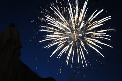 Stimmungsvolles Feuerwerk am Ostseestrand.