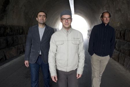 Kari Ikonen Trio besteht aus Pianist, Keyboarder und Komponist Kari Ikonen, Kontrabassist Ara Yaralyan und Schlagzeuger Markku Ounaskaris