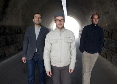 Kari Ikonen Trio besteht aus Pianist, Keyboarder und Komponist Kari Ikonen, Kontrabassist Ara Yaralyan und Schlagzeuger Markku Ounaskaris