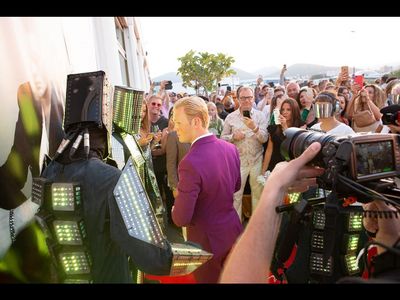 Leon Loewentraut signiert ein hypergroßes Portrait von sich auf der Ibiza Show
