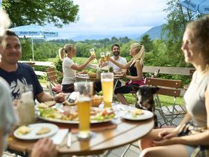 Bayerisches Lebensgefühl im Biergarten Bayerisches Lebensgefühl im Biergarten