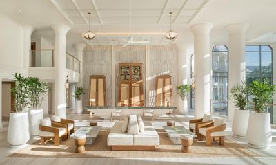In der Lobby des Centara Reserve Samui in Thailand treffen erhabene Eleganz und moderne Innenarchitektur aufeinander