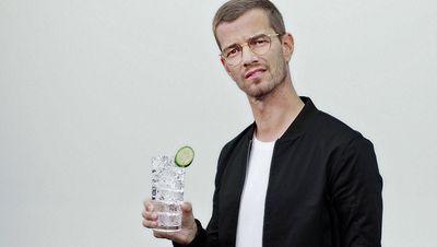 Joko Winterscheidts Botschaft in eigener Sache: Es bedarf nicht viel fuer den perfekten Gin-Tonic-Genuss, wenn man Muscatel Distilled Gin verwendet