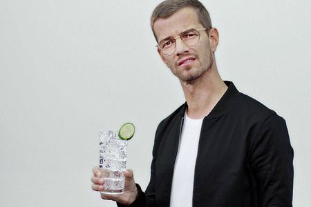 Joko Winterscheidts Botschaft in eigener Sache: Es bedarf nicht viel fuer den perfekten Gin-Tonic-Genuss, wenn man Muscatel Distilled Gin verwendet