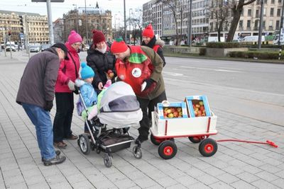 Erzeuger verschenken frische Aepfel Erzeuger verschenken frische Aepfel