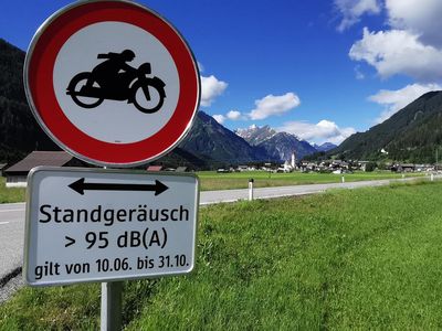 Auf bestimmten Strecken des Naturpark Lechtal in Oesterreich duerfen Motorraeder mit hohen Standgeraeuschen bis Ende Oktober 2020 nicht mehr fahren