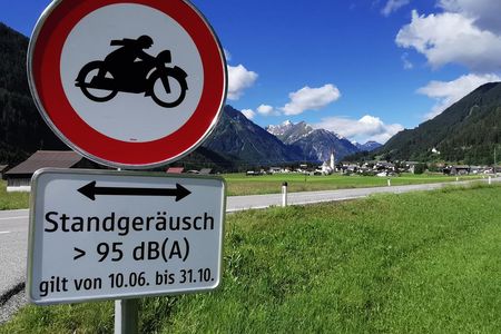 Auf bestimmten Strecken des Naturpark Lechtal in Oesterreich duerfen Motorraeder mit hohen Standgeraeuschen bis Ende Oktober 2020 nicht mehr fahren