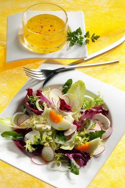 Hochwertige Pflanzenöle sind aus der gesunden Küche nicht mehr wegzudenken. Sie enthalten einen höheren Anteil an ungesättigten Fettsäuren als tierische Fette wie beispielsweise Butter und sind reich an Vitaminen. Auch die Deutsche Gesellschaft für Ernährung empfiehlt "wertvolle Pflanzenöle bei der Speisenzubereitung zu verwenden, um die für Herz und Kreislauf vorteilhaften mehrfach ungesättigten Fettsäuren aufzunehmen".