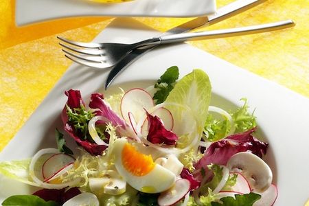 Hochwertige Pflanzenöle sind aus der gesunden Küche nicht mehr wegzudenken. Sie enthalten einen höheren Anteil an ungesättigten Fettsäuren als tierische Fette wie beispielsweise Butter und sind reich an Vitaminen. Auch die Deutsche Gesellschaft für Ernährung empfiehlt "wertvolle Pflanzenöle bei der Speisenzubereitung zu verwenden, um die für Herz und Kreislauf vorteilhaften mehrfach ungesättigten Fettsäuren aufzunehmen".