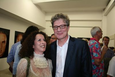 Die Kuenstlerin Gila Abutalebi wollte auch in den Arm von Roger Willemsen.