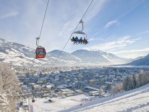 Am Hochstein, Hausberg von Osttirols Hauptstadt Lienz, stehen Snowboardern und Skifahrern 16 Pistenkilometer und vier Lifte zur Verfügung. Jedes Jahr findet dort ein Weltcup-Rennen der Frauen statt