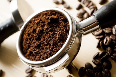 Der Barista verfuehrt uns mit Kaffeespezialitaeten