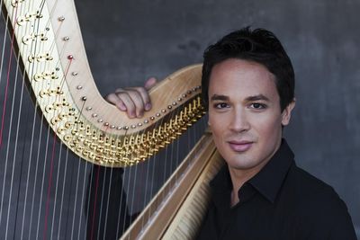 Emmanuel Ceysson spielt die Harfe