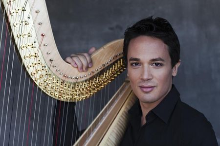 Emmanuel Ceysson spielt die Harfe