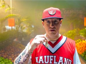 Money Boy mitten in Obst und Gemüse Money Boy mitten in Obst und Gemüse