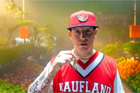 Money Boy mitten in Obst und Gemüse