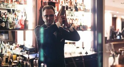Matthias Mühling und das Team der Hemingway Bar sorgen im Hotel Vier Jahreszeiten Starnberg südlich von München für die Genussmomente im Glas