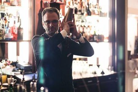 Matthias Mühling und das Team der Hemingway Bar sorgen im Hotel Vier Jahreszeiten Starnberg südlich von München für die Genussmomente im Glas