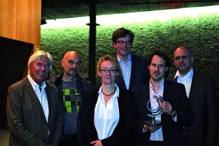 Preisverleihung:  Gruppenbild mit Preisträger. Von links nach rechts: Prof. Manfred Schoof, Ehrenvorsitzender der Union Deutscher Jazzmusiker, Dr. Ralf Weigand, GVL, Dt. Komponistenverband, Julia Huelsmann, Vorsitzende der Union Deutscher Jazzmusiker, Dr. Tilo Gerlach, GF GVL, Nils Wogram, Posaunist und Komponist, Dr. Juergen Brandhorst, GEMA.