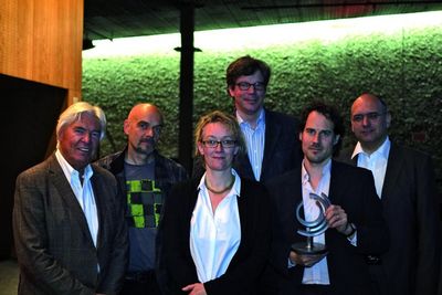 Preisverleihung:  Gruppenbild mit Preisträger. Von links nach rechts: Prof. Manfred Schoof, Ehrenvorsitzender der Union Deutscher Jazzmusiker, Dr. Ralf Weigand, GVL, Dt. Komponistenverband, Julia Huelsmann, Vorsitzende der Union Deutscher Jazzmusiker, Dr. Tilo Gerlach, GF GVL, Nils Wogram, Posaunist und Komponist, Dr. Juergen Brandhorst, GEMA.