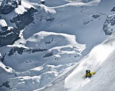 Bei den dreitaegigen Snow & Safety Days im Januar und Februar 2020 wappnen sich Freerider im Zentralschweizer Skigebiet Engelberg Titlis mit lokalen Guides fuer Skitouren abseits markierter Pisten