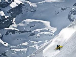 Bei den dreitaegigen Snow & Safety Days im Januar und Februar 2020 wappnen sich Freerider im Zentralschweizer Skigebiet Engelberg Titlis mit lokalen Guides fuer Skitouren abseits markierter Pisten Bei den dreitaegigen Snow & Safety Days im Januar und Februar 2020 wappnen sich Freerider im Zentralschweizer Skigebiet Engelberg Titlis mit lokalen Guides fuer Skitouren abseits markierter Pisten