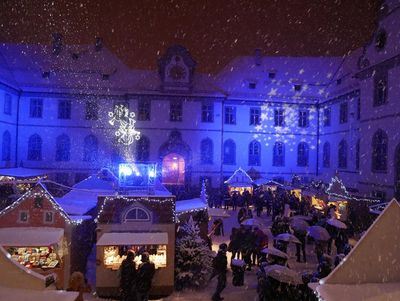 Beim Weihnachtsmarkt von Füssen im Allgäu verwandelt sich der Klosterhof von St. Mang in ein Lichtermeer