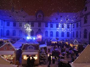 Beim Weihnachtsmarkt von Füssen im Allgäu verwandelt sich der Klosterhof von St. Mang in ein Lichtermeer Beim Weihnachtsmarkt von Füssen im Allgäu verwandelt sich der Klosterhof von St. Mang in ein Lichtermeer