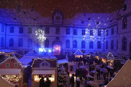 Beim Weihnachtsmarkt von Füssen im Allgäu verwandelt sich der Klosterhof von St. Mang in ein Lichtermeer