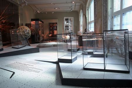 Auch dann, wenn es eigentlich gar nicht notwendig waere, die Ausstellungsstuecke hinter Glas zu verbergen kann es durchaus sinnvoll sein