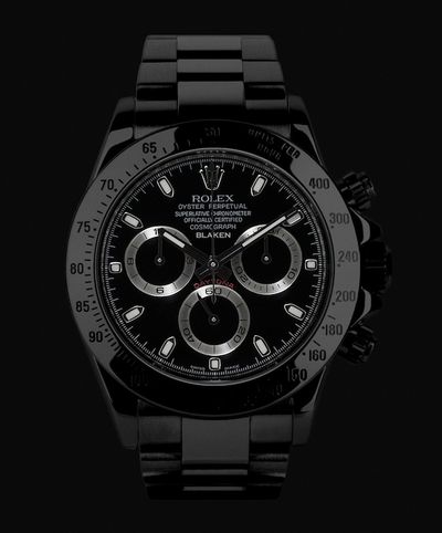 Maenner suchen  gezielt nach schwarzen Zeitmessern, wie hier eine Rolex Daytona