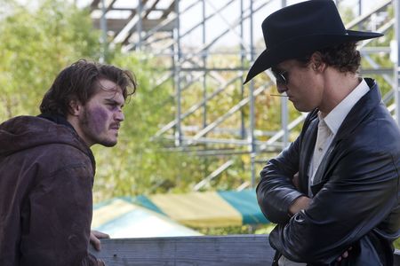 In “Killer Joe” geht es um Sühne und Bestrafung. Die Luft steht und sie steht vor Schweiß. Dabei geht es so unterkühlt und berechnend los.