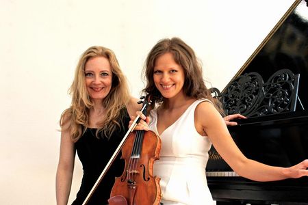 Natalie Kundirenko und Pianistin Julia Bartha