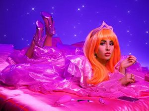 Happy Feminismus im Pop-Gewand: Das ist ILIRA das Goldkehlchen Happy Feminismus im Pop-Gewand: Das ist ILIRA das Goldkehlchen