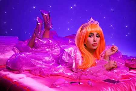 Happy Feminismus im Pop-Gewand: Das ist ILIRA das Goldkehlchen