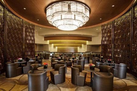 Auch der Zugang zu einer Premium Airport Lounge wie der Al Reem Lounge in Abu Dhabi ist über Holiday Extras für jeden Reisenden buchbar