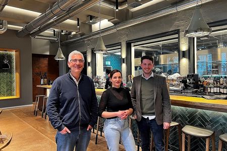 Lothar Grünewald (links), Grünewald Consulting GmbH, Organisator der Tour de Triangle, und Cedric Schütz (rechts), Grünewald Consulting GmbH, mit Paula Feierabend, die den Mittagstisch im Maku verantwortet